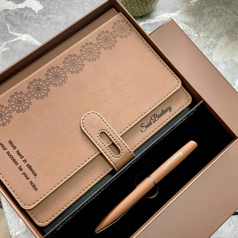 Coffret Carnet & Stylo Personnalisé – Élégance Marron – coffret signature personnalisé au Maroc | Giftshouse