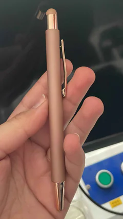 Stylo Élégant Marron Gravé – Finition Dorée vue 2